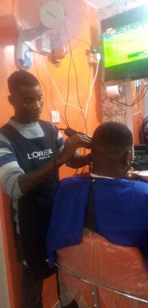 Em khay barber shop picture