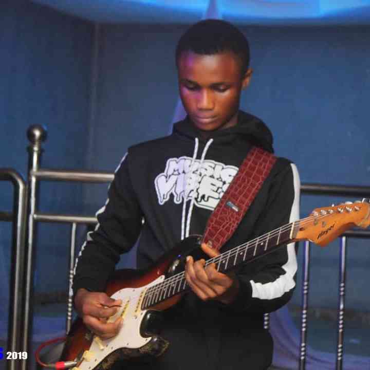 Ayoola guitarist img
